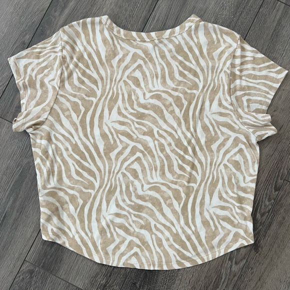 Old Navy Women’s XL Zebra Print Beige and White Short Sleeve Top - Picture 5 of 5